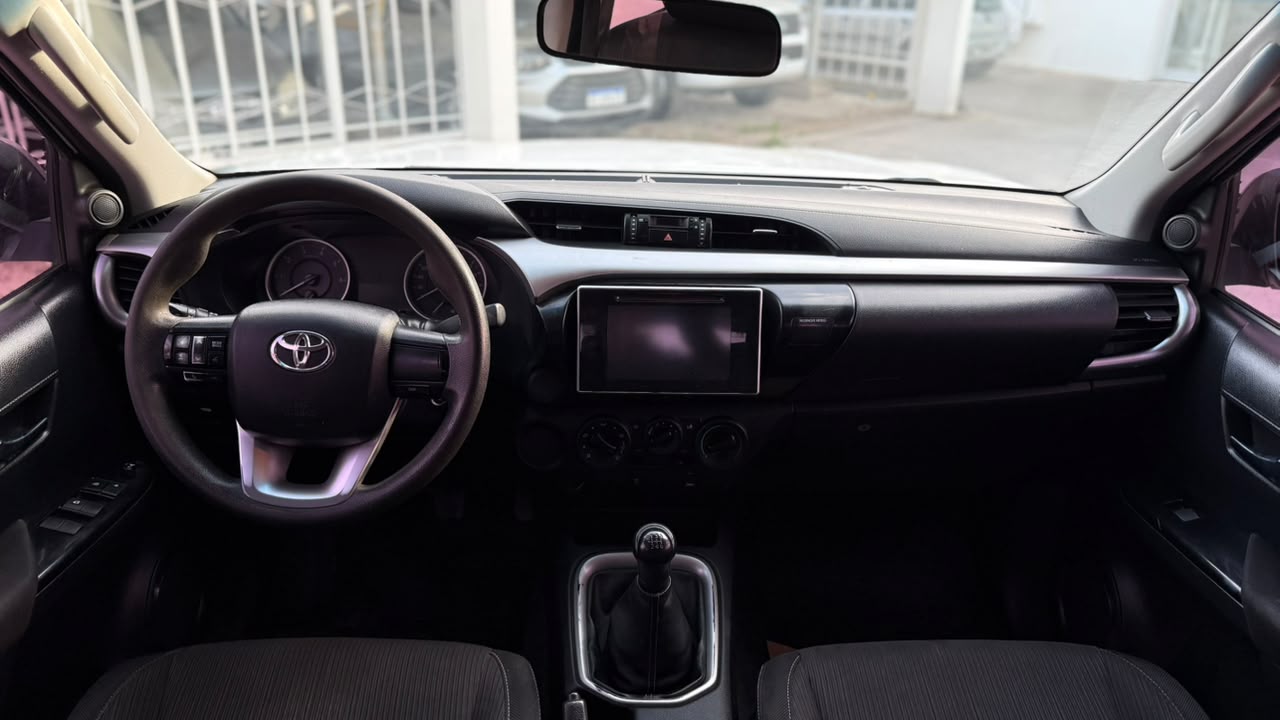 TOYOTA - HILUX  RS  2.4   4X2  - MANUAL  - 2018